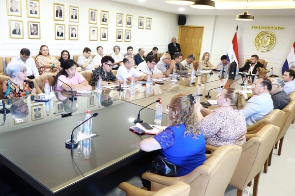 Docentes exigen mayor aporte estatal a la Caja Fiscal