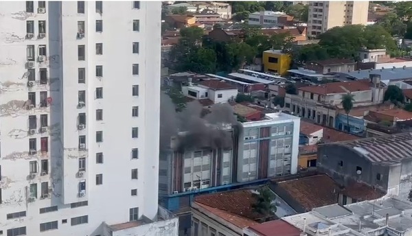 Rescatan a cinco personas, incluida una menor, durante incendio en edificio de Asunción