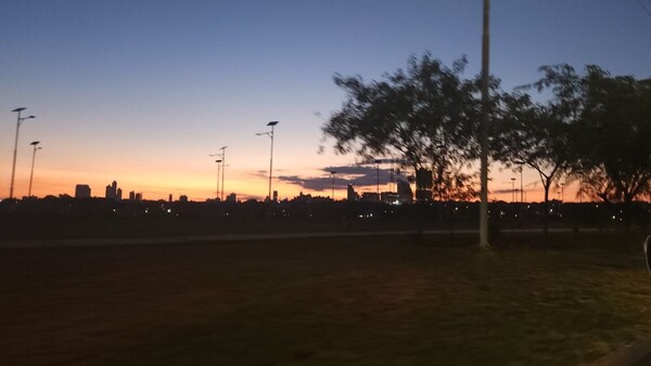 El calor persiste este jueves en el país, con máximas que podrían superar los 40°C en el Chaco