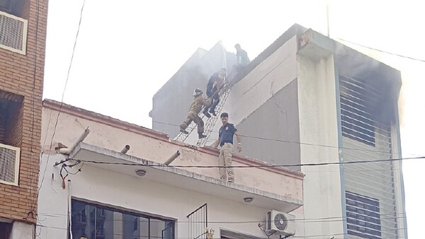 Rescatan a personas y una perrita de edificio en llamas en Asunción
