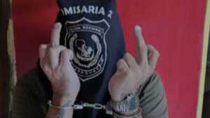 Presunto estafador fue detenido y hasta hizo “gestito” en la foto