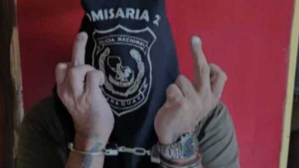 Presunto estafador fue detenido y hasta hizo “gestito” en la foto