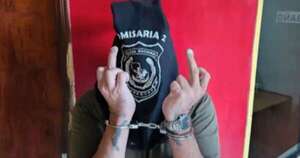 Diario HOY | Detenido con 21 antecedentes se enojó y posó con los dedos groseros