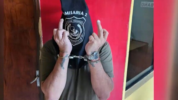 Tiene 21 antecedentes, fue detenido tras oponer resistencia y posó de forma provocadora en foto policial