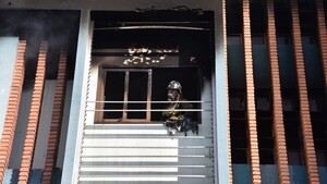 Emotivo encuentro y un choque de bomberos: Lo que se vivió durante el incendio de un edificio en Asunción