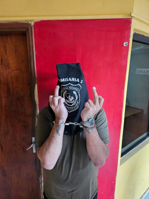 Popular / Molesto por su detención, hombre posó mostrando los dedos del medio