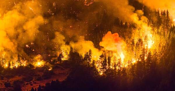 La Nación / Argentina: evacúan a 3.000 turistas por incendios forestales en Chubut