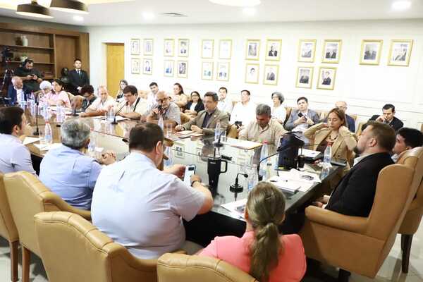 Docentes arremeten contra el Gobierno: exigen aporte estatal del 14% a la Caja Fiscal