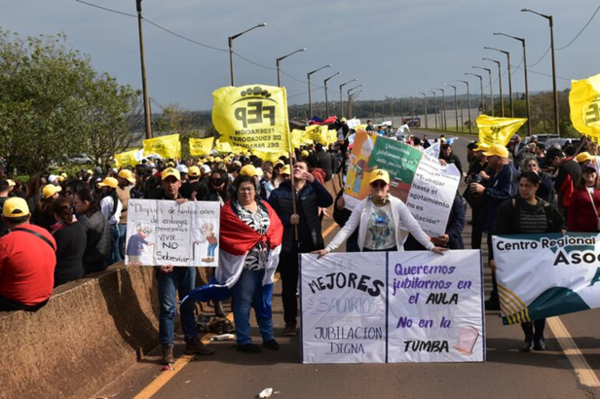 Docentes en alerta ante proyecto de reforma de la Caja Fiscal y no descartan huelga