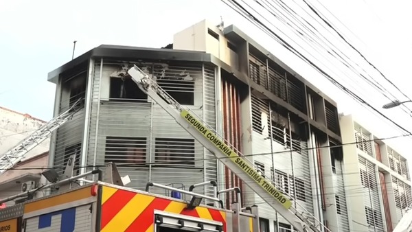Incendio en edificio del centro de Asunción: rescataron a cuatro personas y movilizaron 60 bomberos