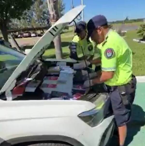 [VIDEO] ¡Aijue! Pillaron a dos curepas que llevaban más de 100 celulares escondidos en el motor