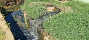 San Juan Bautista: vecinos denuncian inacción de la Essap en desborde de alcantarillado sanitario - Nacionales - ABC Color