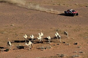Ford domina la etapa maratón, pero Lategan sigue líder