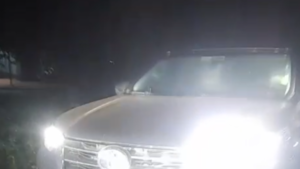 Abandonan una costosa camioneta con el motor encendido en Ciudad del Este