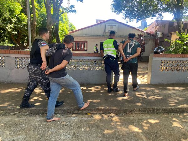Liberaron a presuntos delincuentes que supuestamente intentaban asaltar frente a sucursal bancaria