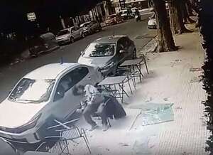Argentina: se desprendió el vidrio de un balcón y cayó sobre un hombre que estaba  en un bar  - Mundo - ABC Color