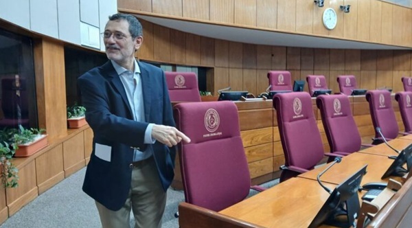 Nuevo asesor evalúa acortar el receso parlamentario con pocas firmas