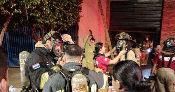 La Nación / Hernandarias: bomberos quedan sin unidades de rescate y claman por deuda impaga