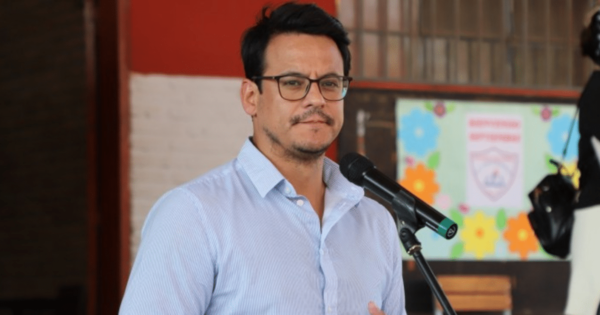 Nelson Mora niega responsabilidad directa y acusa al motociclista de intentar aprovecharse de su figura política