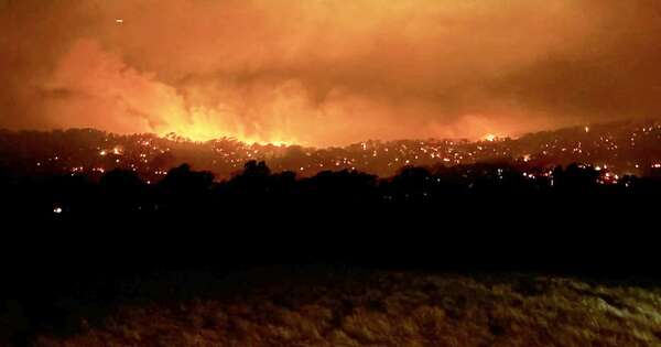 La Nación / Australia: voraces incendios forestales amenazan localidades rurales