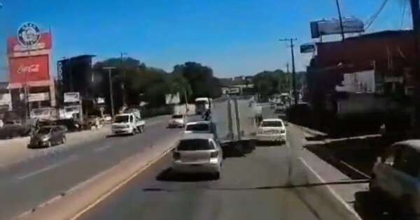 La Nación / Ñemby: maniobra peligrosa, pero hábil, de un chofer evitó tragedia en ex Acceso Sur