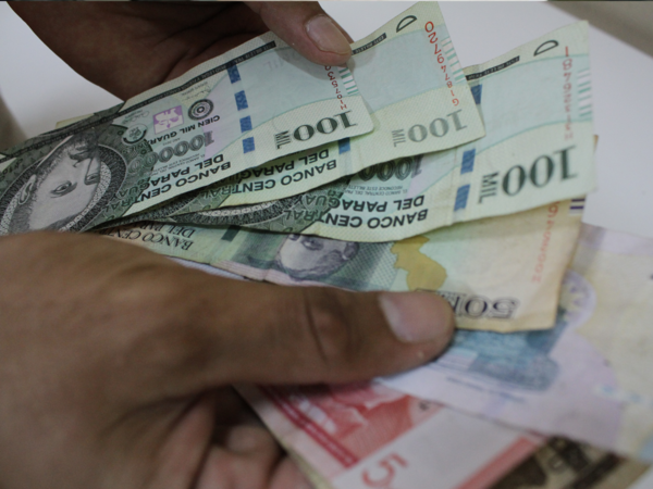 Créditos en guaraníes crecen pese tasas