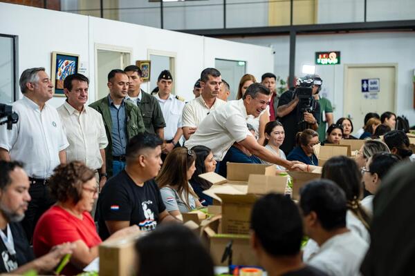 Santiago Peña supervisó el inicio del operativo de distribución de kits escolares 2026 - El Trueno