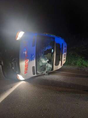 Accidente de tránsito involucró a una ambulancia y un camión semirremolque  - Nacionales - ABC Color