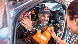 Doble premio para Nasser Al-Attiyah con el triunfo de etapa y el liderato en coches