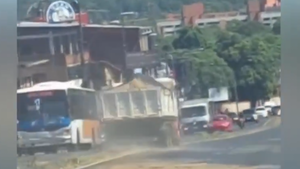 Video: La audacia de un conductor para evitar choques múltiples sobre Acceso Sur