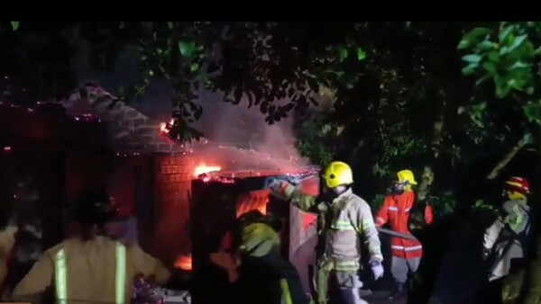 Mujer queda detenida por supuestamente quemar la casa de su suegra