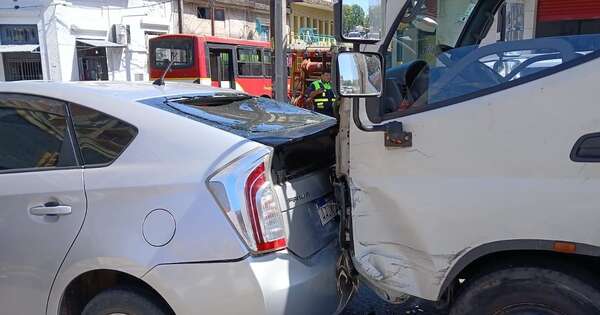 La Nación / Asunción: cuádruple choque y vuelco de vehículo dejó varios heridos