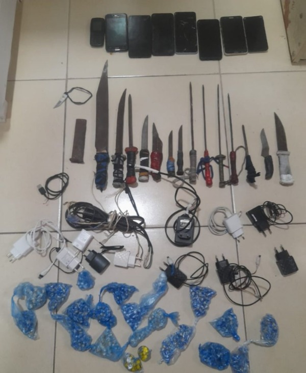 Requisa en Tacumbú: hallan celulares, armas blancas y drogas - trece