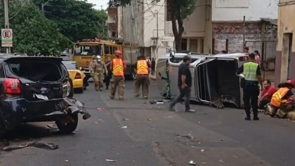 Choque y vuelco en Asunción deja un herido más daños materiales
