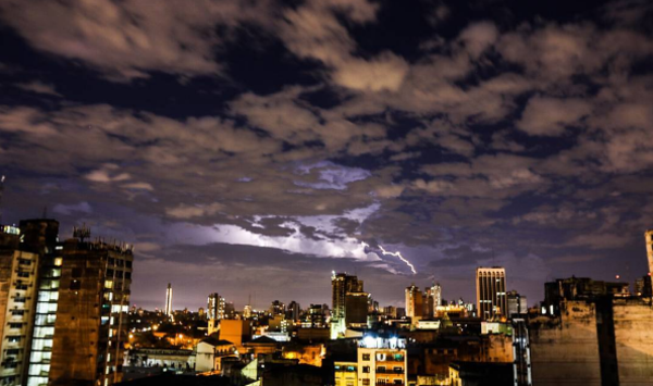 Meteorología emite alerta por lluvias y tormentas con vientos de hasta 60 km/h - trece