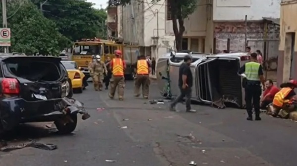 Choque en el microcentro de Asunción dejó un herido y cuatro vehículos dañados
