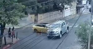 Diario HOY | Taxista no respetó cartel de “Pare” y provocó aparatoso choque en el microcentro