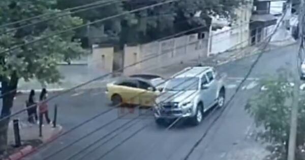 Diario HOY | Taxista no respetó cartel de “Pare” y provocó aparatoso choque en el microcentro