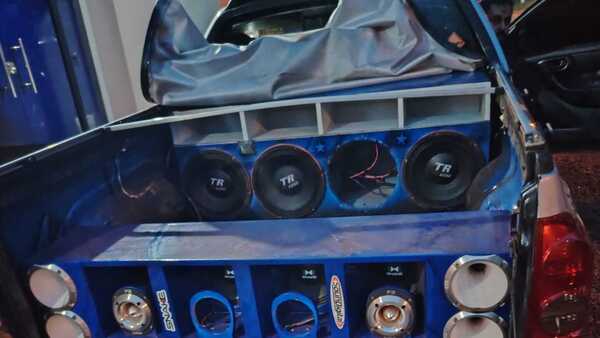 Le requisan su camioneta a funcionario tras queja de vecinos por polución sonora