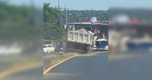 Diario HOY | Camión tumba perdió los frenos y su chofer evitó tragedia gracias a rápida reacción