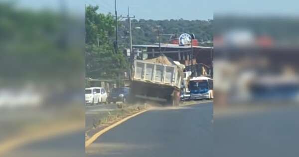 Diario HOY | Camión tumba perdió los frenos y su chofer evitó tragedia gracias a rápida reacción