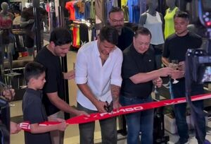 Popular / "Tito" Torres inauguró su tienda de ropas deportivas