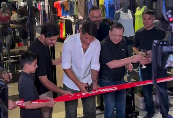 Popular / "Tito" Torres inauguró su tienda de ropas deportivas