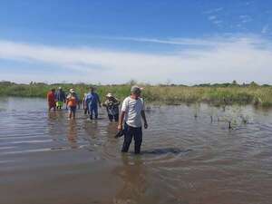 Damnificados de Ñeembucú piden auxilio a Alliana, a Santiago Peña y al director de la EBY - Nacionales - ABC Color