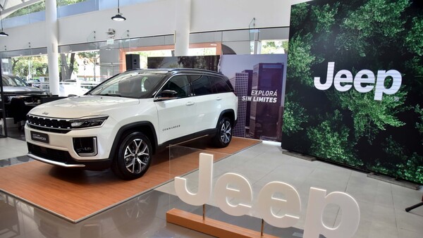 Brindis presentación de la nueva Jeep Commander