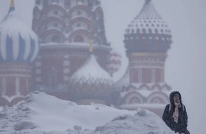 Principal aeropuerto de Moscú colapsa debido a la mayor nevada en 50 años