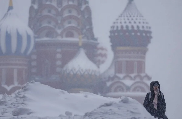 Principal aeropuerto de Moscú colapsa debido a la mayor nevada en 50 años