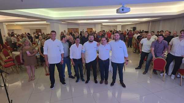 Sebastián "Cheba" Remesowski recibe apoyo político destacado para intendencia de Encarnación