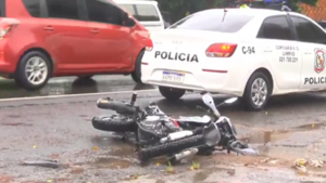 Motociclista fallece tras chocar por dos autos en Limpio: ¿Fue por un adelantamiento peligroso?