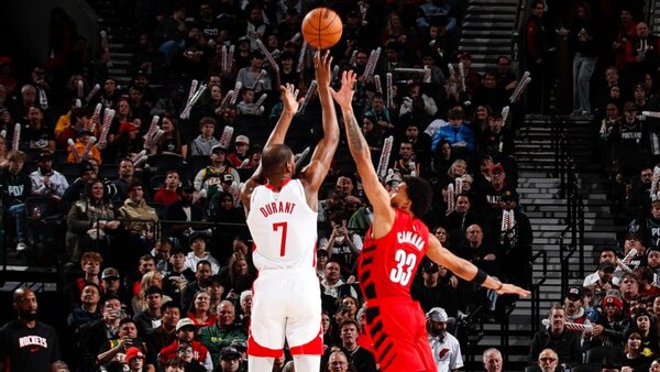 Durant supera a Chamberlain y Doncic no puede con Giannis